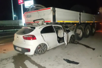 Bursa’da feci kaza: Otomobil TIR'ın altına girdi