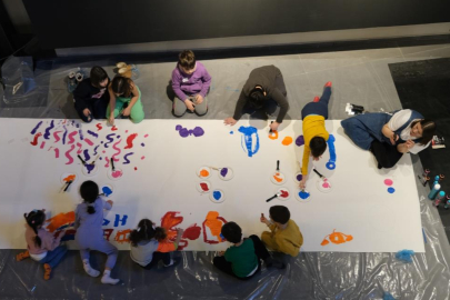 Çocuklar kolektif sanat üretimini öğreniyor