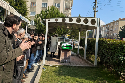Yarım saat arayla kalp krizi geçirerek hayatını kaybeden çift, toprağa verildi