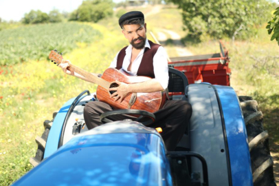 Mehmet Çevik bu sefer de köy ağası olup traktör kullandı
