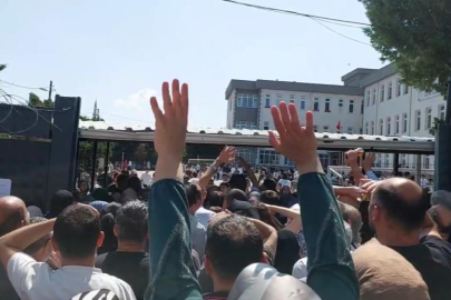 Bursa'da sınava giren çocuklarını görmek için yarıştılar