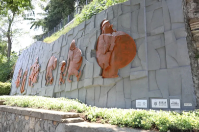 Bursa’nın usta karikatüristine vefa: Cemal Nadir büstü yeniden ayakta