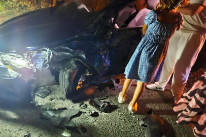 Kamyonet ile otomobil kafa kafa çarpıştı: 1'i polis 3 yaralı