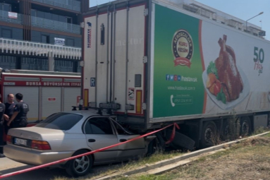 Bursa’da kaza: Otomobil tıra çarptı, sürücü hayatını kaybetti
