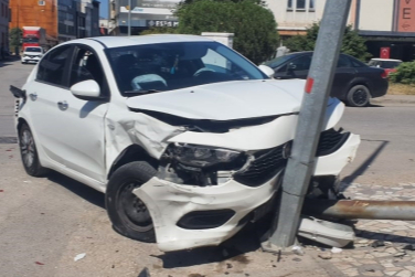 Bursa'da kontrolsüz kavşakta kaza: Otomobil sürücüsü yaralandı