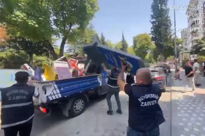 Bursa'da zabıta dakikalar içinde kaldırım ve sokakları böyle temizledi