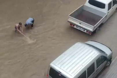 Bursa'yı sağanak vurdu, cadde ve sokaklar sular altında kaldı