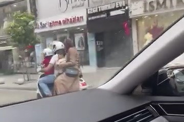 Bursa'da motosiklette tehlikeli yolculuk