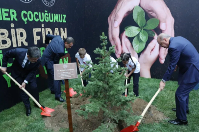 Cumhurbaşkanı Erdoğan, öğrencilerle fidan dikti