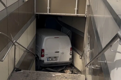 Bursa’da ucuz atlatılan kaza: Araç metro istasyonuna daldı