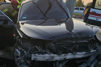 İnegöl’de otomobil direğe çarptı, sürücü ağır yaralı