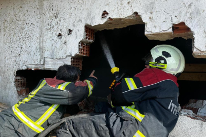 Uşak’ta 2 katlı ev ve ahır yangında küle döndü