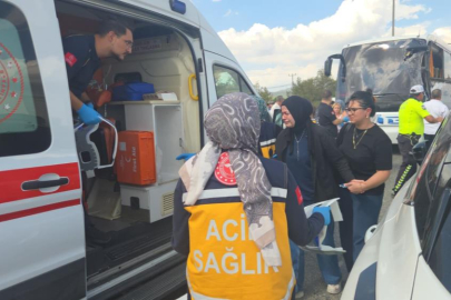 Bursa'da yolcu otobüsü gemi çapası taşıyan tıra çarptı...3 yaralı