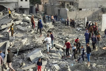 İsrail Gazze’de yerinden edilen Filistinlilerin kaldığı binayı vurdu