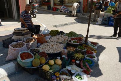 Peynir altı suyundan yaptıkları gübreyle ilaçsız üretip 700 yıllık pazarda satıyorlar