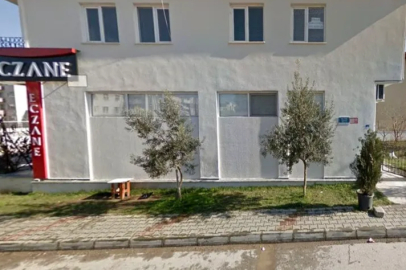 Mudanya’da eczane, 7 zeytin ağacını kaldırımı daraltarak sahiplendi
