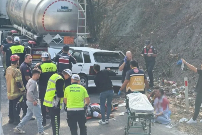 Bursa'da feci kaza! Otomobil asit yüklü tankere çarptı: 5 yaralı