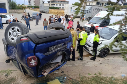 Bursa'da iki otomobil çarpıştı, 3 kişi yaralandı