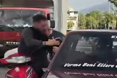 Bursa'da trafikte motosikletli ile otomobil sürücüsü kavga etti