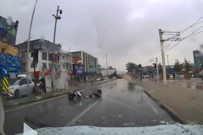 Bursa'da motosikletli yağışlı havada drift attı, yere kapaklandı
