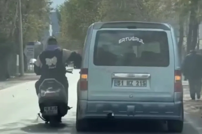 Bursa’da tehlikeli sohbet: Motosiklet sürerken araca yaslandı