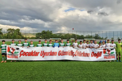Bursalı futbolcu gençlerden dünyaya mesaj