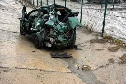 Gemlik'te feci kaza: Otomobil TIR'a çarptı, sürücü ağır yaralı