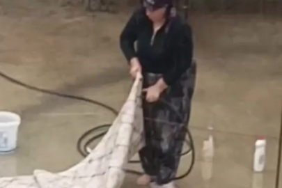 Bursa’da su kesintisine rağmen yağmur altında halı yıkadı