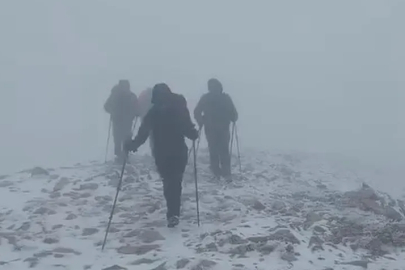 Uludağ’da mevsimin ilk karı zirvede kutlandı