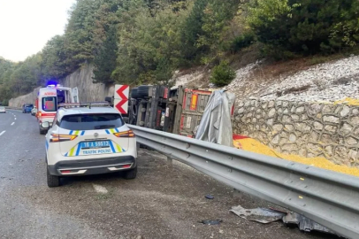 Bursa'da kontrolden çıkan yem yüklü tır devrildi