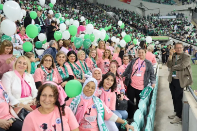 Bursa'da yeşil beyaz tribünlerde pembe farkındalık