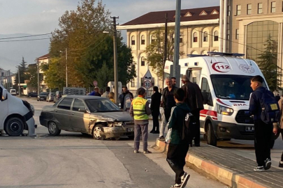 Bursa'da ara sokaktan çıkan servis kazaya sebep oldu