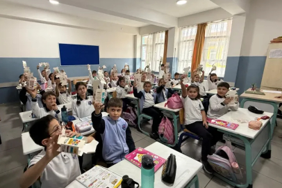 İnegöl’de Kitap Günleri öncesi 27 bin öğrenciye kumbara desteği