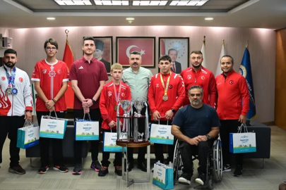 Başkan Yılmaz şampiyonları ağırladı
