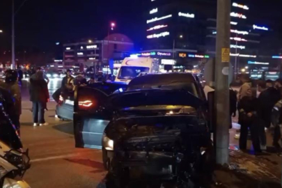 Bursa'da hafif ticari araç ile otomobil çarpıştı: 3 yaralı