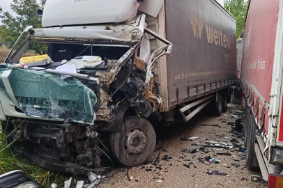 Bursa'da kamyonlar kafa kafaya çarpıştı