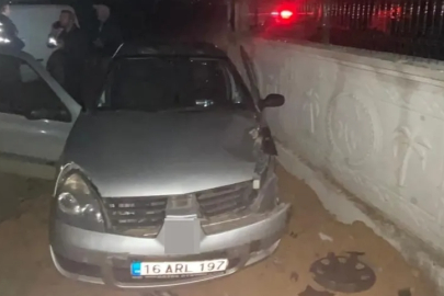 İnegöl’de otomobil duvara çarptı: 3 yaralı