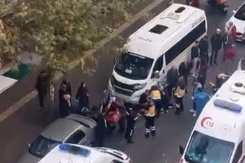 Bursa’da kaygan yolda dengesini kaybeden kurye düştü