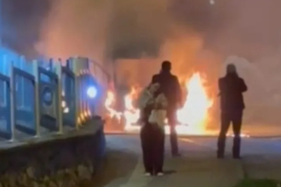 Bursa'da minibüs alev alev yandı