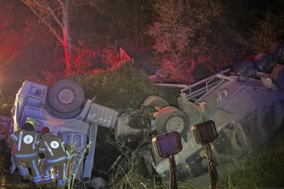 Bursa'da TIR şarampole yuvarlandı: 2 yaralı