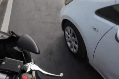 Bursa'da kırmızı ışıkta geçen otomobil sürücüsü tehlike saçtı