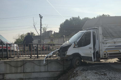 Bursa'da kontrolden çıkan kamyonet köprü demirlerine saplandı
