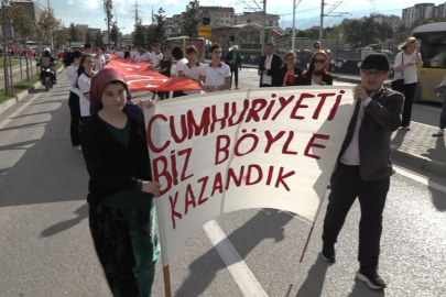 Bursa'da bir cadde boyunca Türk Bayrağı açtılar