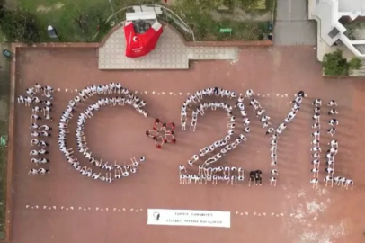 Bursa'da öğrenciler Cumhuriyetin 102.yılını çizdi