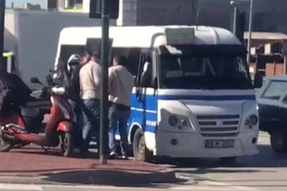 Minibüs şoförü ile motokurye birbirine girdi