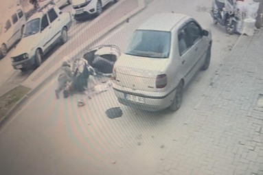 Bursa'da motosiklet yayaya çarptı: 2 yaralı