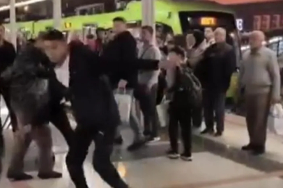 Bursa'da metroda yumruklar havada uçuştu,