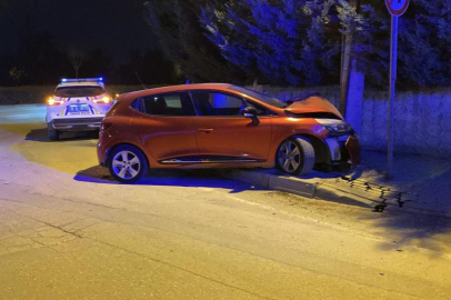Bursa'da kontrolden çıkan otomobil, beton direğe çarptı