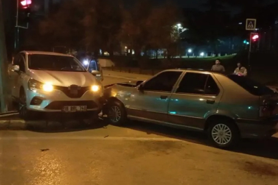 Bursa'da korkutan kaza: Refüje çarparak durabildi