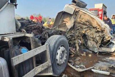Bursa'da feci kaza: Süt tankeri tıra çarptı